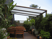 Bepflanzte Terrasse mit Schiffsdielen und transparentem Dach!
